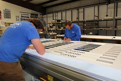 Weeding-Vinyl-Making-SIgns