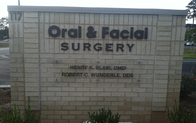 cast-aluminum-dimensional-letters-on-brick-monument-sign-1